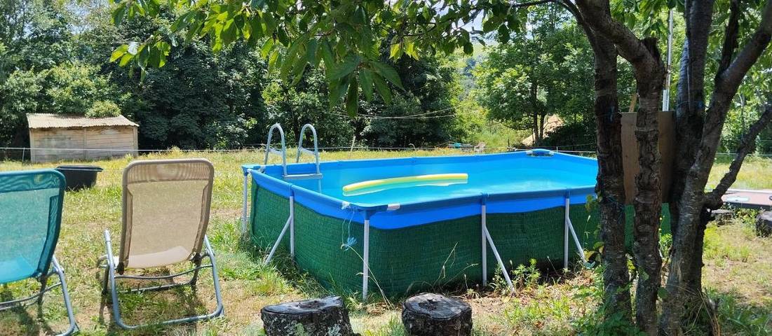 Location de vacances pour 4 personnes, avec vue ainsi que piscine et jardin à Chalencon - 4
