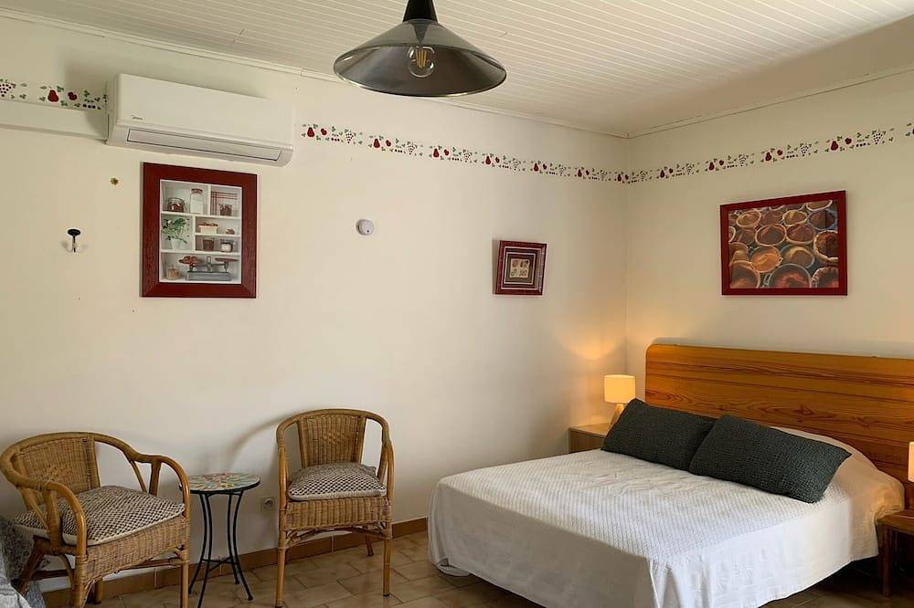 Appartement entier, Gîte studio avec loggia à Venasque en Provence in Venasque, Parc naturel régional du Mont-Ventoux