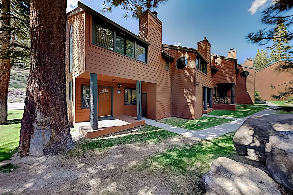 Ganze Wohnung, Walk to Village & Gondola Corner Condo w/ Fireplace, Wifi & Shared Hot Tub in Mammoth Lakes, Mammoth Mountain