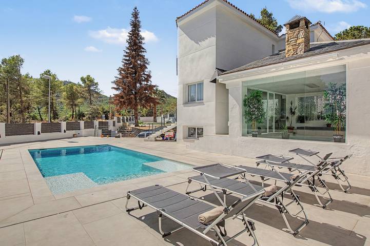Chalet Casablanca-Mountain Retreat with Mountain Views, Wi-Fi and Air Conditioning in Corbera de Llobregat, Barcelona Inland