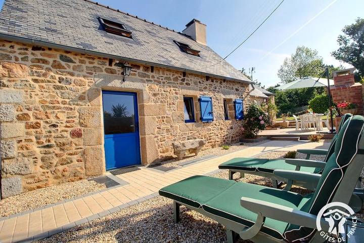 Gîte pour 2 personnes, avec jardin et terrasse à Camlez