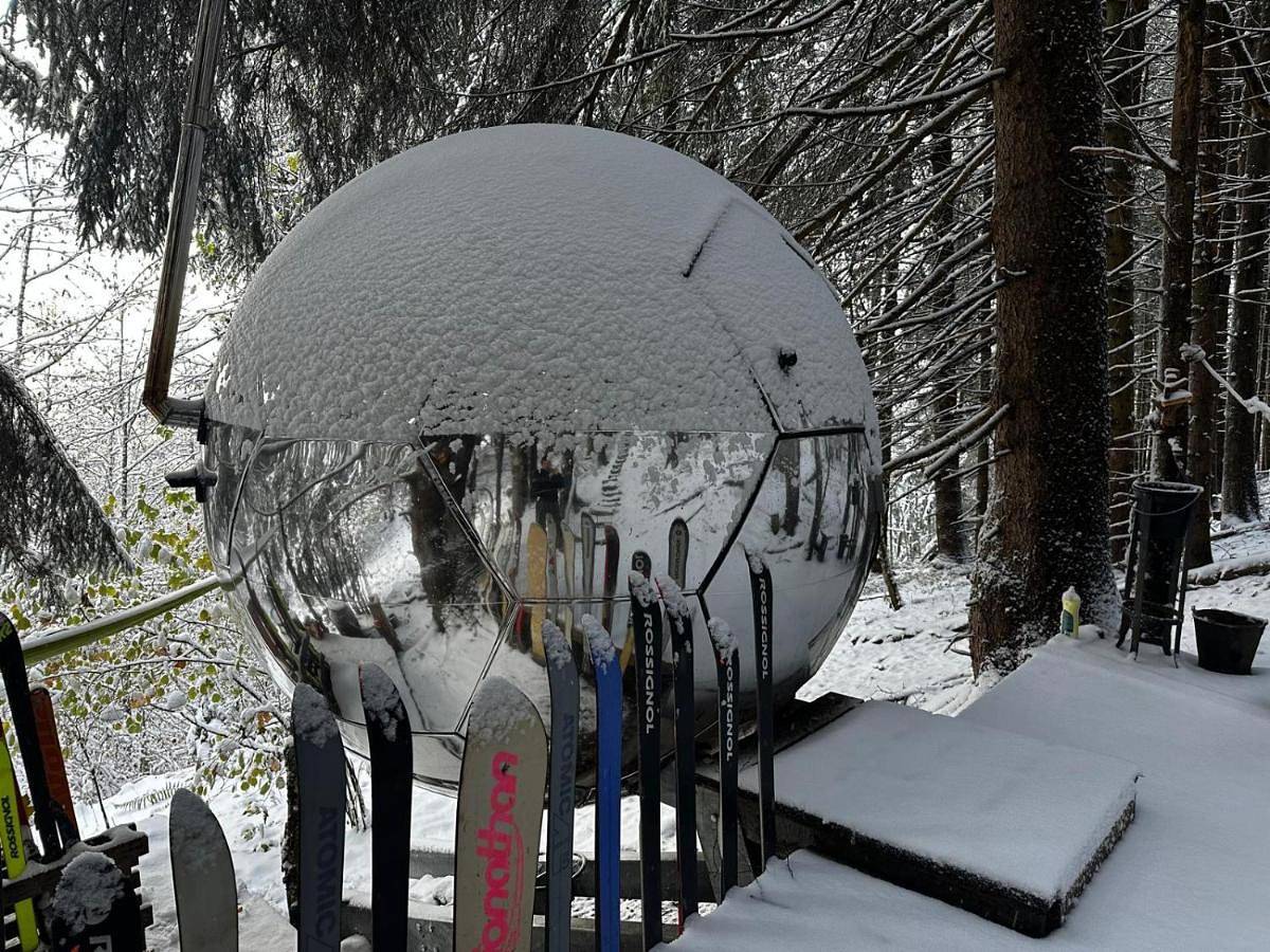 Mirror globe Kandasphere in Saint-Gervais-les-Bains, Pays du Mont-Blanc
