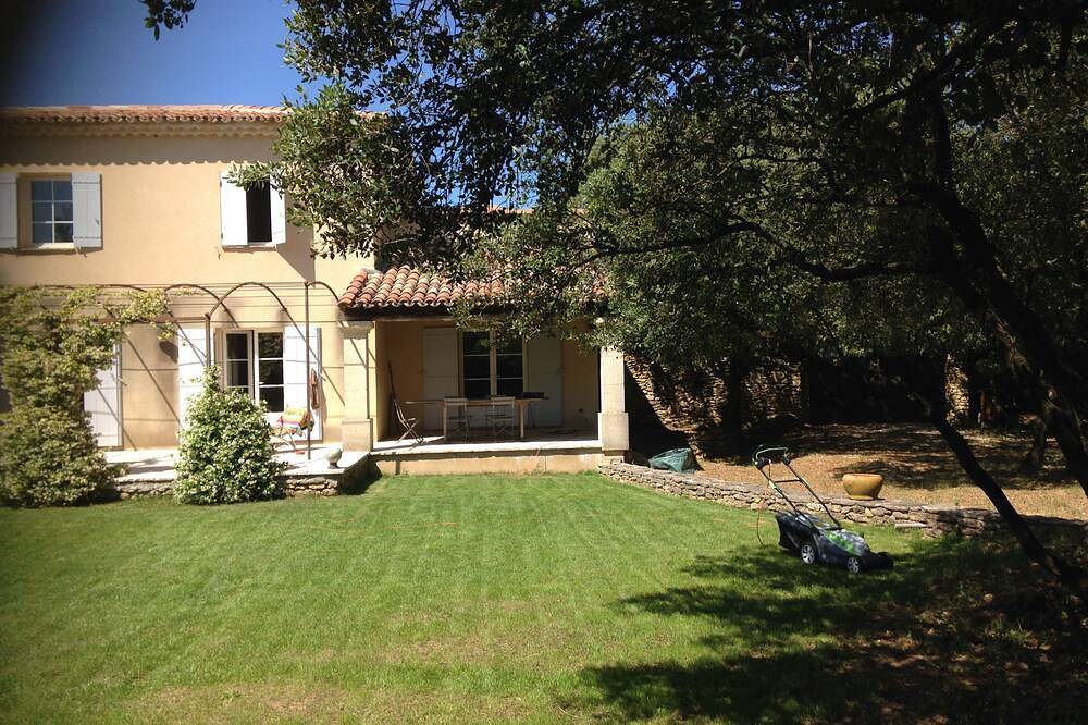 Maison Avec Piscine Dans un Village in Vers-Pont-du-Gard, Nimes und Umgebung