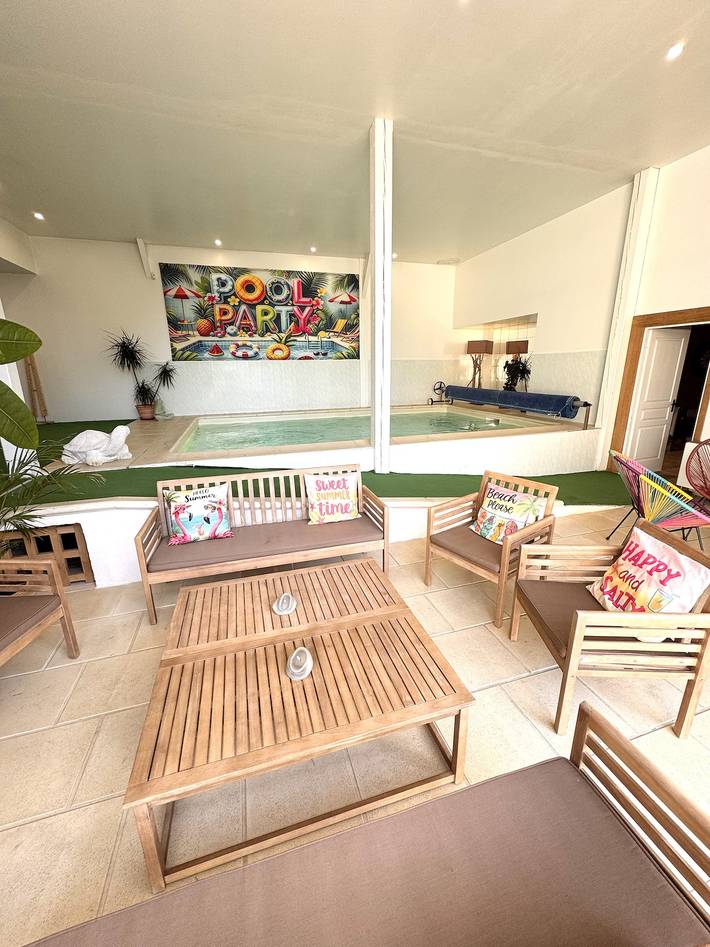 Gîte pour 14 personnes, avec terrasse ainsi que jardin et jacuzzi, animaux acceptés