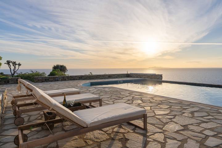 Location de vacances pour 12 personnes, avec vue sur l’océan ainsi que jardin et terrasse dans Kea - 3