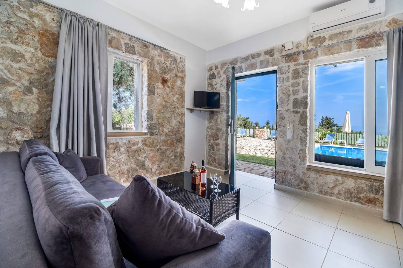 Entire apartment, Gkountis Stone Apartment 3: Sea View, Shared Pool & Wi-Fi in Greece