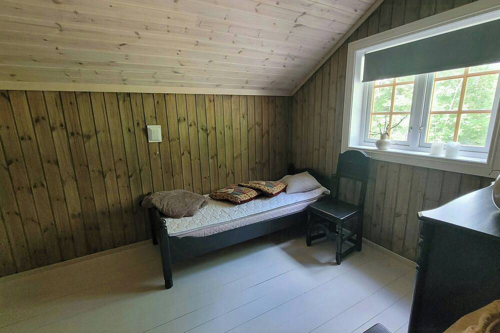 Kiefern-Hütte mit Ruderboot am See in Bjørkedalen in Volda