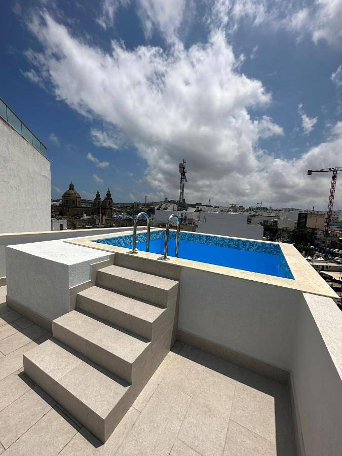 Appartement de vacances pour 8 personnes, avec Balcon et Jacuzzi ainsi que Terrasse et Piscine