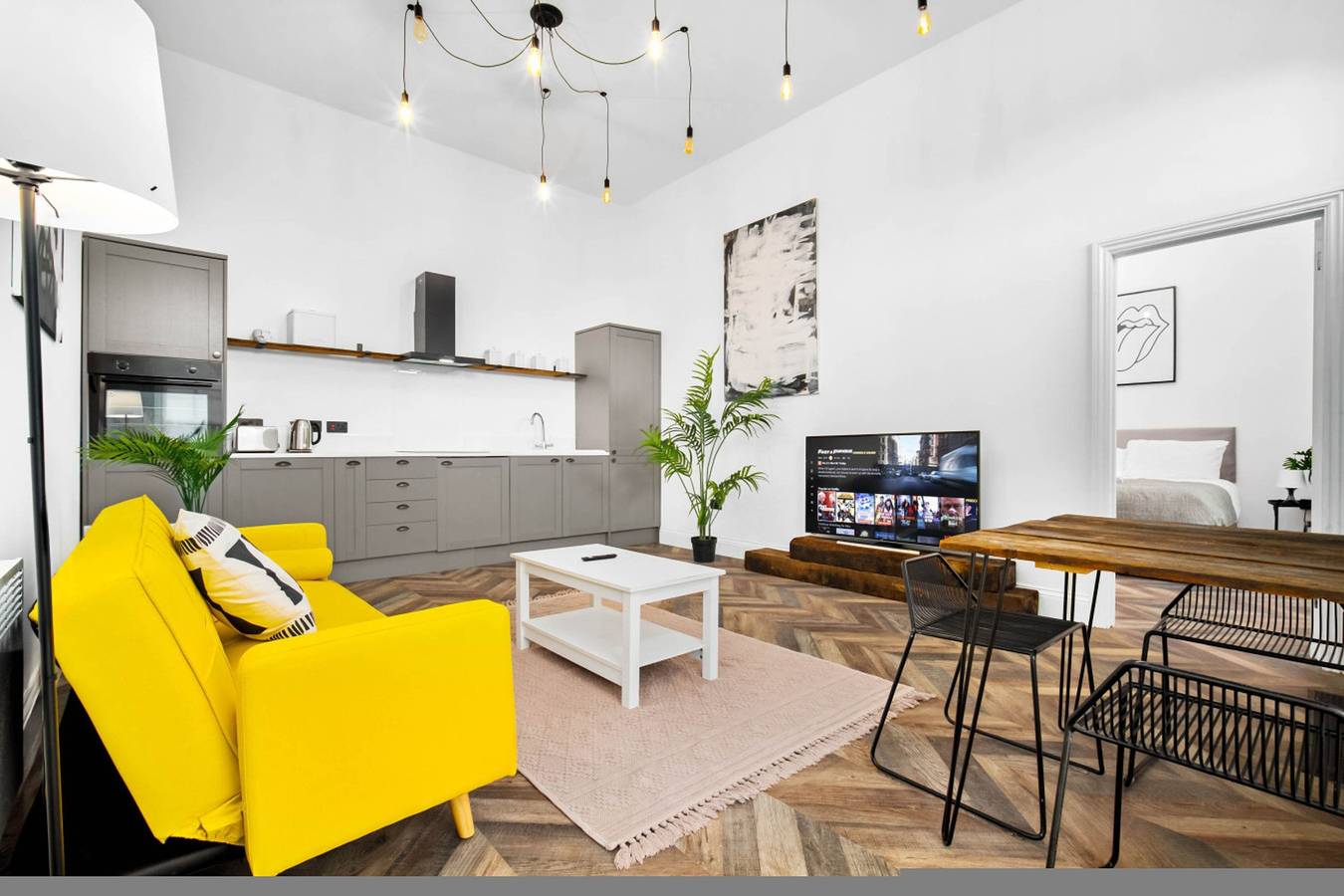 Entire apartment, Modern 2 Bedroom Apartment - Free Netflix - Bedroom Tv  - Wolverhampton Centre in Wolverhampton, Birmingham Area