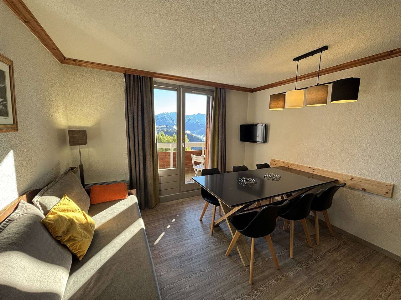 Entire apartment, Duplex 2Br Ski-In/Out, Pool & Sauna Access, Sleeps 6, Close to Shops - Alpe d'Huez in Huez, Écrins National Park