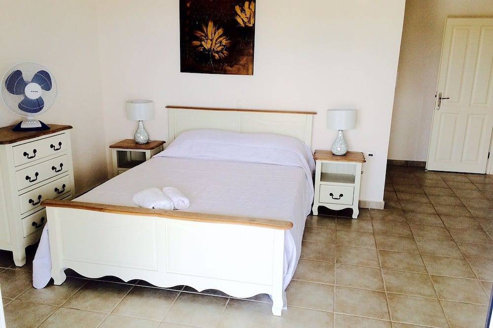 Villa mit privatem Pool und wunderschönem Meerblick - leicht zu Fuß zum Zentrum in Kassiopi, Korfu