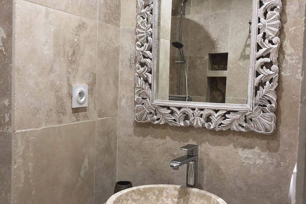 Appartement entier, Appartement pour 2 à 4 personnes dans un domaine avec piscines, tennis, rivière. in Salernes, Région de Draguignan