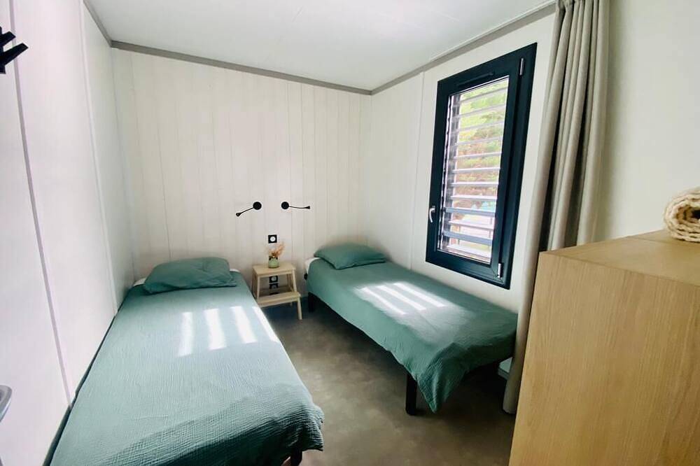 Cottage Cosy 5 Personnes Avec Grande Terrasse les Pieds Presque Dans Leau in Jullouville, Côte de la Déroute