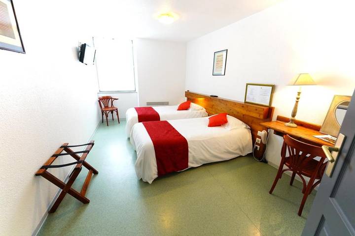 Hôtel pour 2 personnes, avec terrasse, animaux acceptés à Allanche - 4