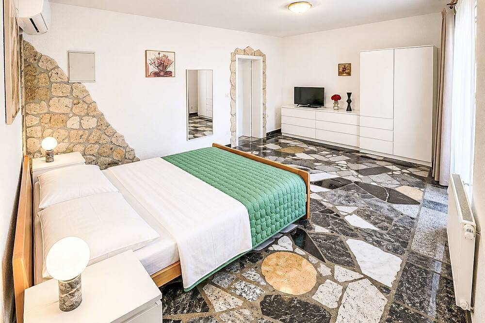 Entire apartment, Ein Apartment im Ferienhaus Zweirosen in Valbandon, Southcoast Istria