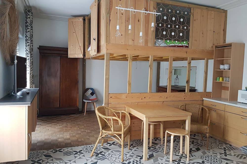 Entire apartment, City center apartment with parking, all local shops, 2 mns Station in Alençon, Alençon region