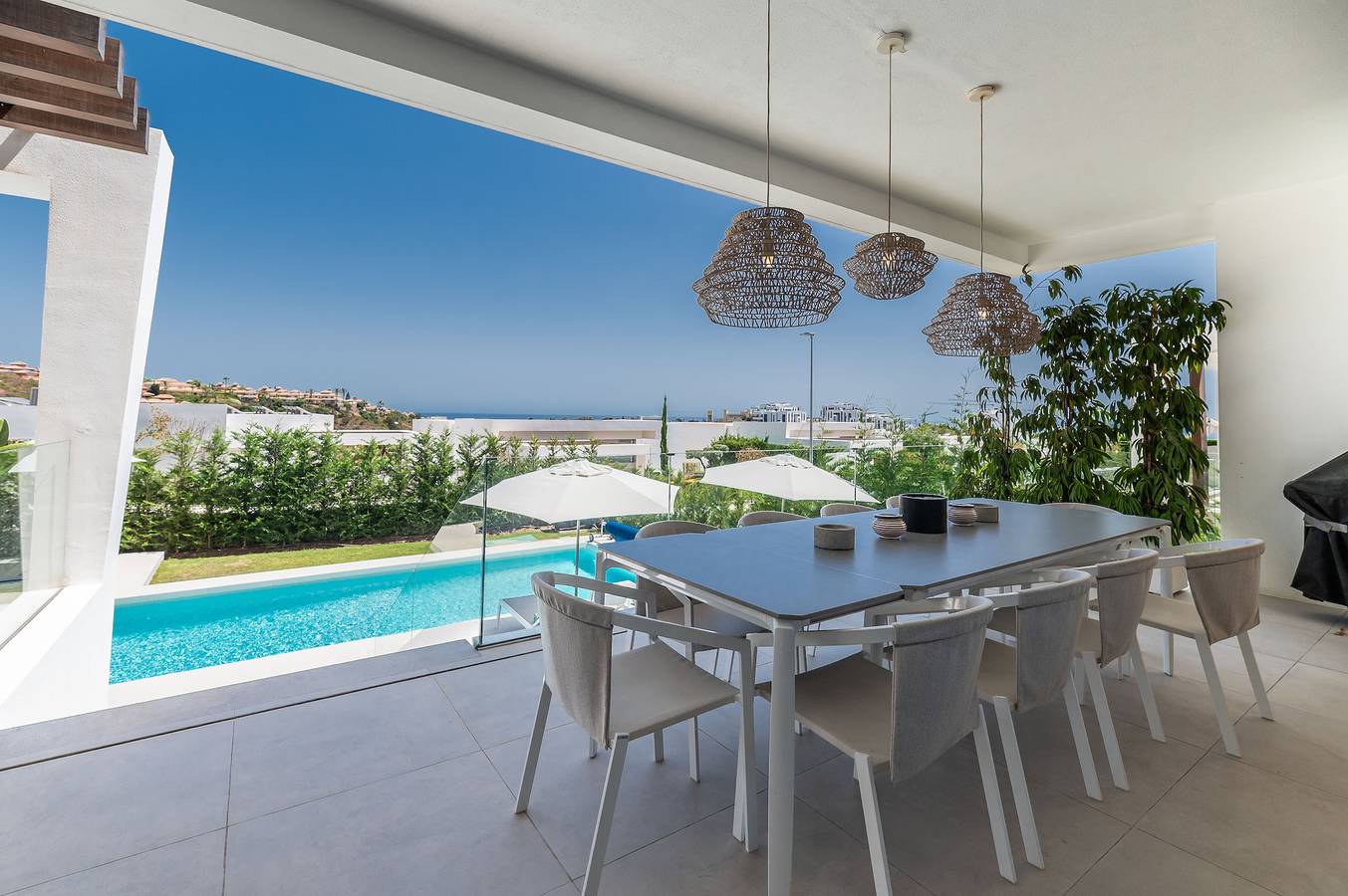 Villa „Riva“ mit Meerblick, Wlan und Klimaanlage in Las Chapas, Marbella