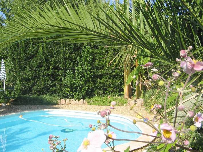 Chambre d’hôte pour 2 personnes, avec terrasse ainsi que jardin et piscine