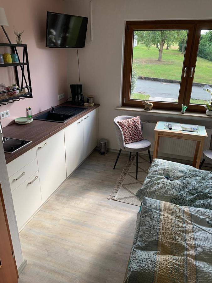 Ferienwohnung für 2 Personen, mit Terrasse und Garten sowie Ausblick in Breuna - 3
