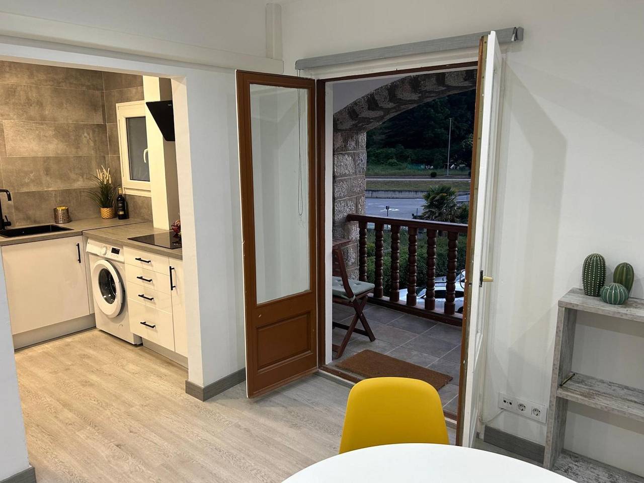 Apartamento entero, Apartamento 'Cal Botey' con vistas a la montaña, Wi-Fi y aire acondicionado in Ripoll, Pirineo Catalan