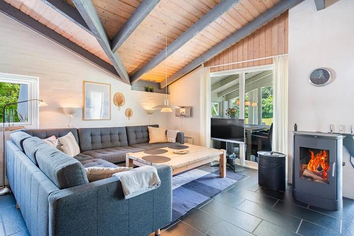 Ferienhaus mit Wärmepumpe liegt auf einem natürlichen Grundstück in ruhiger Umgebung bei Henne Strand.   in Henne, Varde