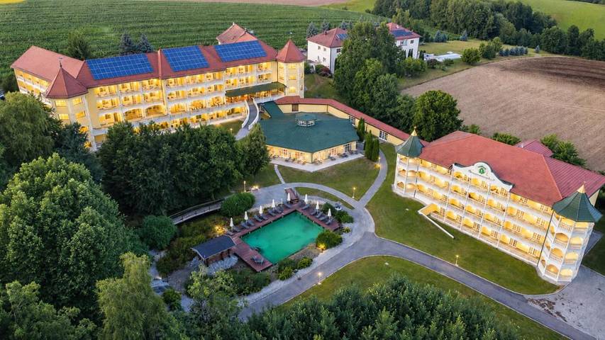Hotel, mit Balkon und Terrasse sowie Whirlpool und Garten