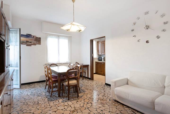Ganze Wohnung, Apartment 'Il Gabbiano' mit privater Terrasse in Spiaggia libera attrezzata Le vele, Albissola Marina