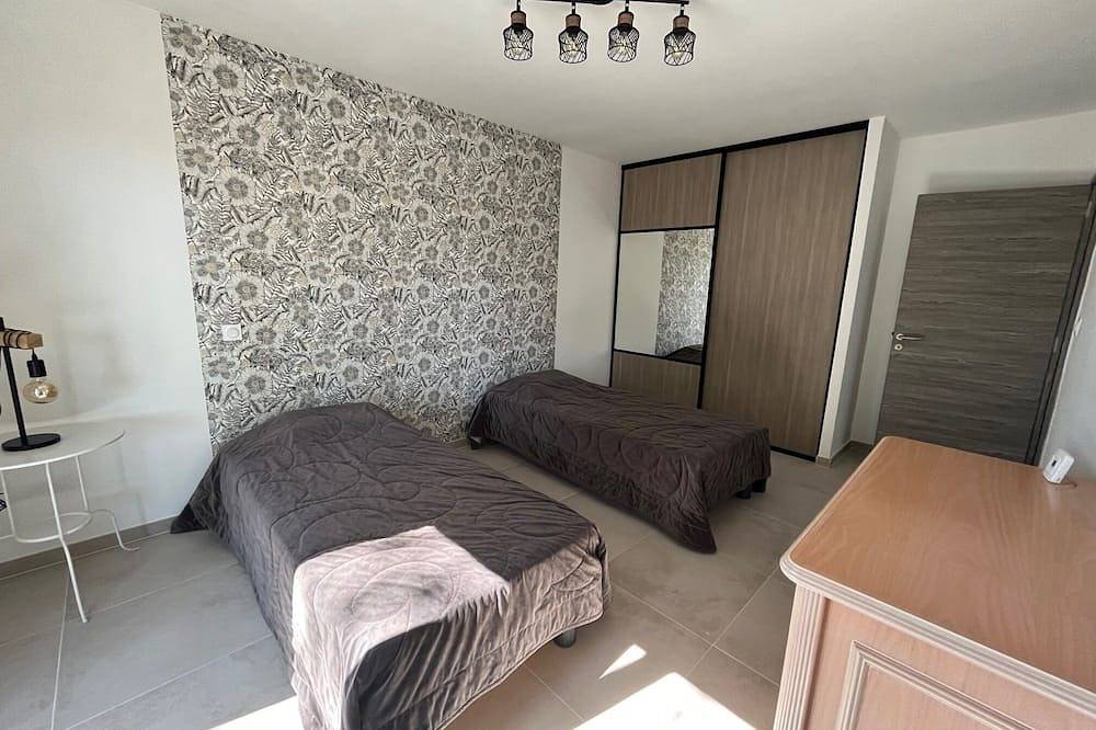 Villa neuve avec jacuzzi au milieu de son écrin de verdure à 20 mn des plages in Castries, Côte méditerranéenne (France)