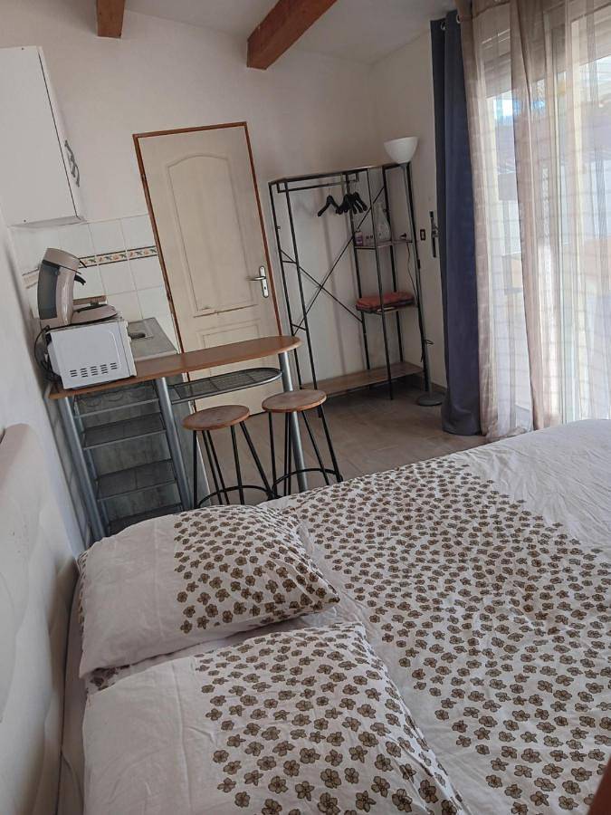 Studio sympa avec parking privé, piscine et clim in Manosque, Parc naturel régional du Luberon