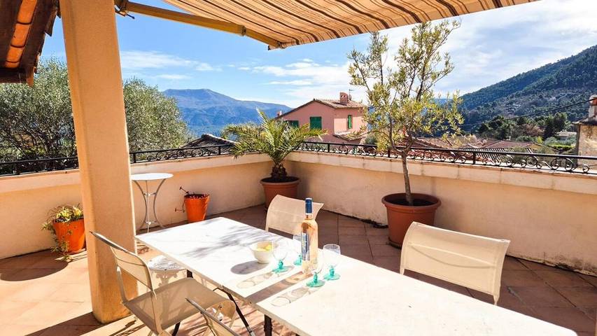 Gîte pour 8 personnes, avec balcon ainsi que piscine et jardin à Châteauneuf-Villevieille