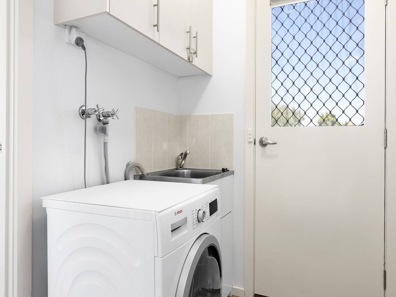 Ganze Wohnung, Geräumige 2-Zimmer-Wohnung mit privatem Parkplatz in Portarlington, Bellarine