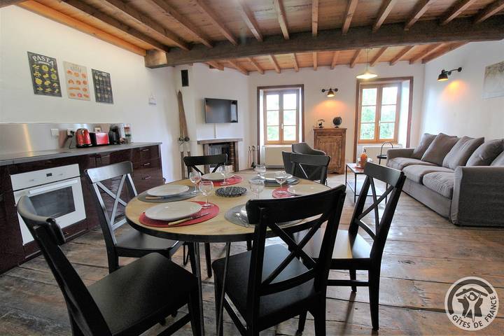 Gîte pour 6 personnes, avec jardin à Chambost-Longessaigne - 2
