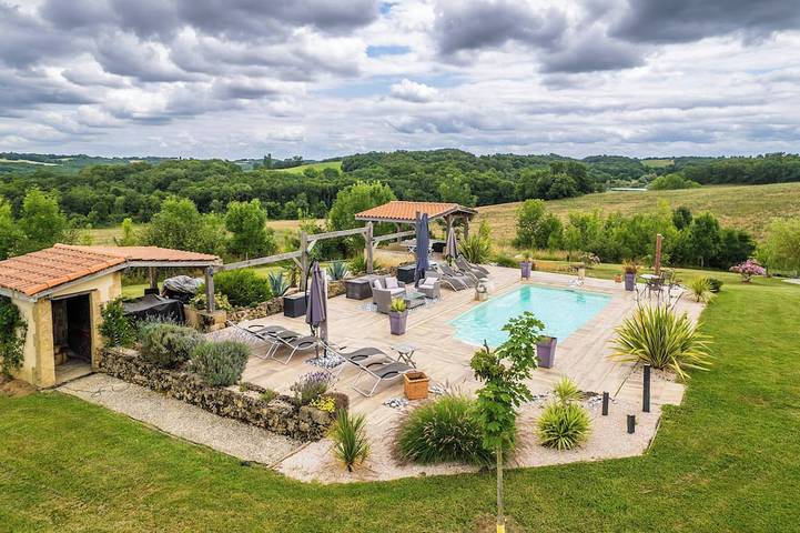 Location de vacances pour 9 personnes, avec piscine ainsi que terrasse et jardin, animaux acceptés à Saint-Justin (Gers)