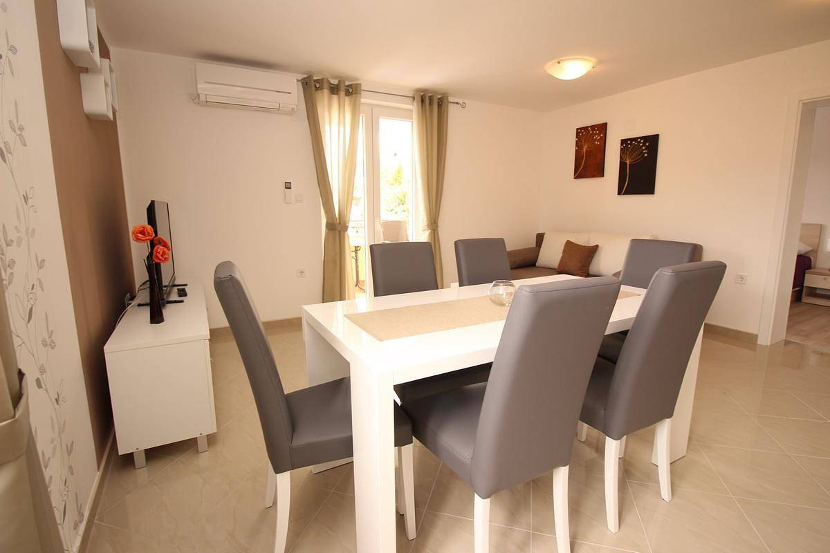 Apartamento vacacional entero, New modern furnished flat for 4 persons in a house with several flats and with pool in Baska, Krk (isla)