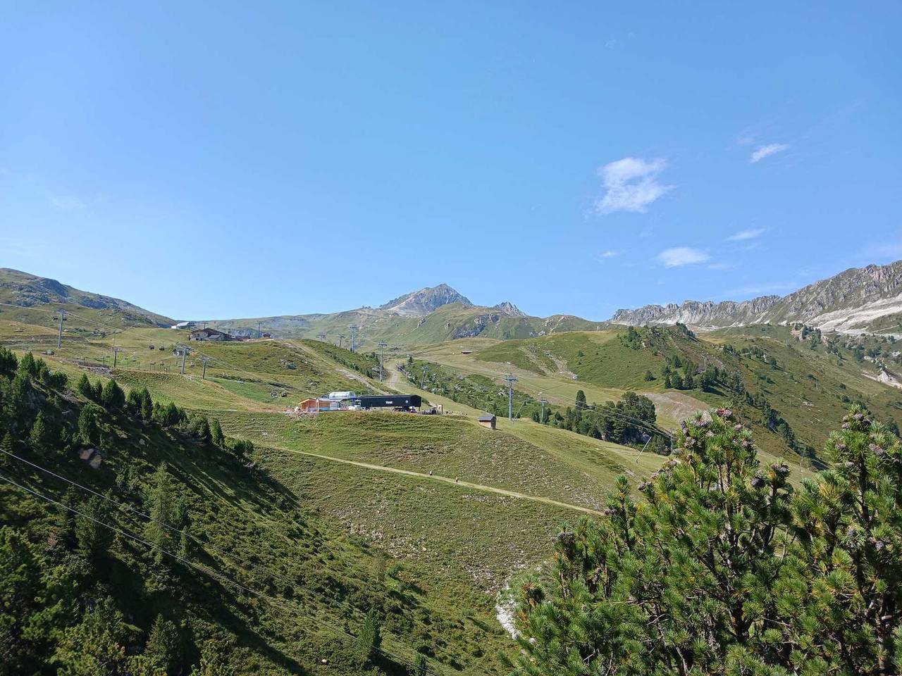 Entire apartment, Spacious Mountain Apartment near Slopes with Balcony, Fireplace, Pool, and Parking in Les Arcs, Bourg-Saint-Maurice