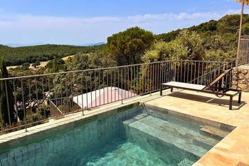 Cottage pour 4 personnes, avec terrasse ainsi que piscine et jardin à Tourtour