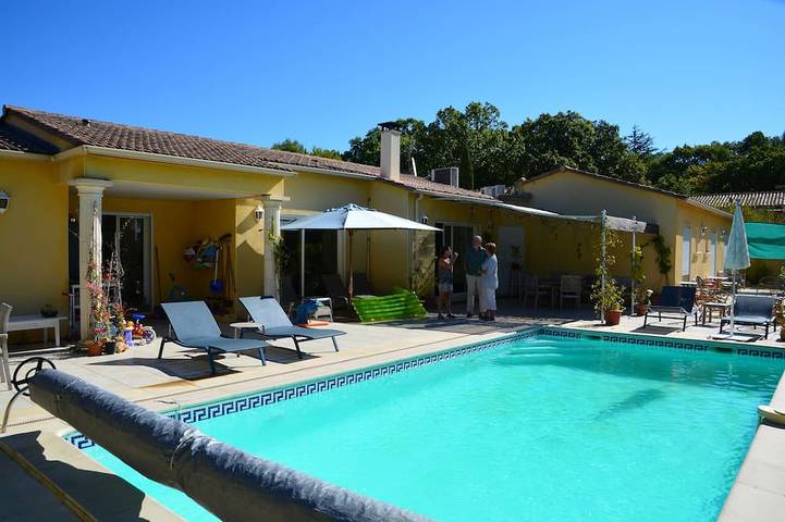 Location de vacances pour 12 personnes, avec jardin à Sainte-Anastasie