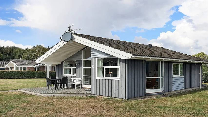 Ferieudlejning for 7 personer, med terrasse og jacuzzi samt sauna i Spodsbjerg