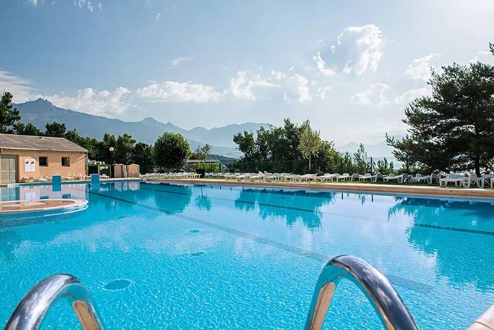 Maison pour 4 personnes, avec terrasse et piscine dans Lac de Serre-Ponçon