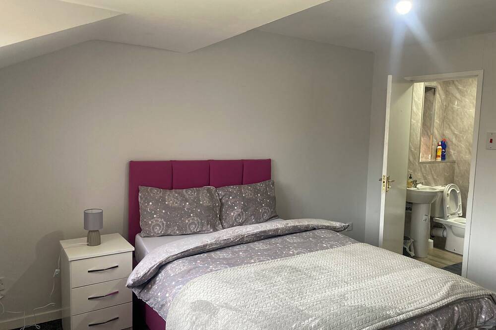 Budget En-suite in Wolverhampton/Birmingham Rd, situated in a quiet neighborhood in Wolverhampton, Birmingham y alrededores