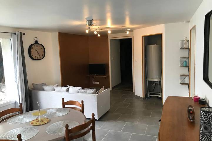 Gîte pour 4 personnes, avec jardin à Coubon