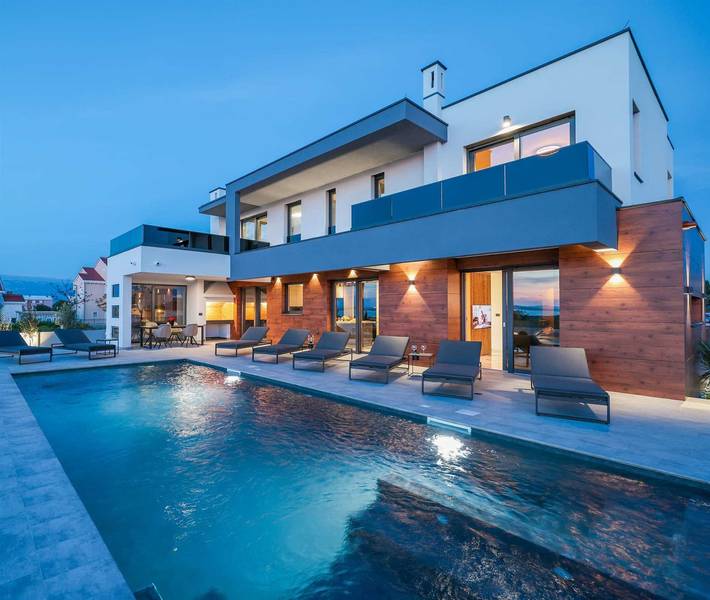 Villa für 8 Personen, mit Garten und Pool sowie Balkon und Whirlpool in Privlaka
