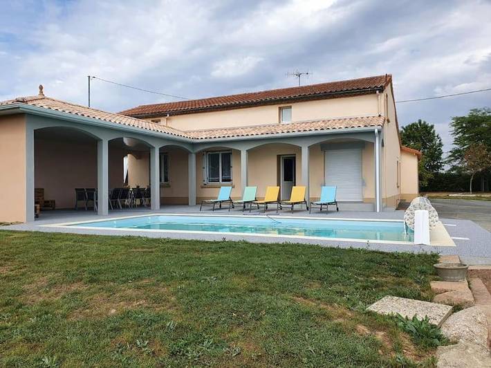 Gîte pour 14 personnes, avec terrasse ainsi que piscine et jardin dans Bégrolles-en-Mauges