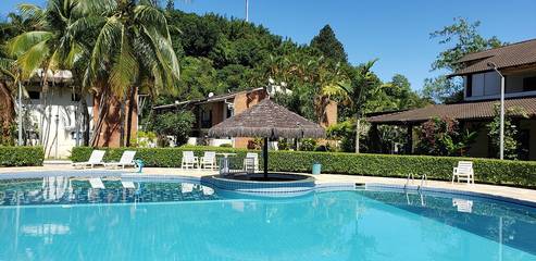 Gîte pour 14 personnes, avec piscine ainsi que jardin et balcon à Ubatuba