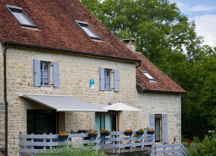 Chambre d’hôte pour 4 personnes, avec Jacuzzi et Terrasse ainsi que Jardin et Vue