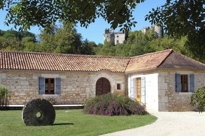 Location de vacances pour 8 personnes, avec terrasse et jardin à Saint-Pierre-de-Côle