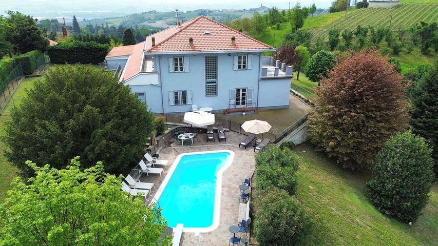 Casa vacanza per 14 persone, con Balcone e Terrazza nonché Giardino a Govone