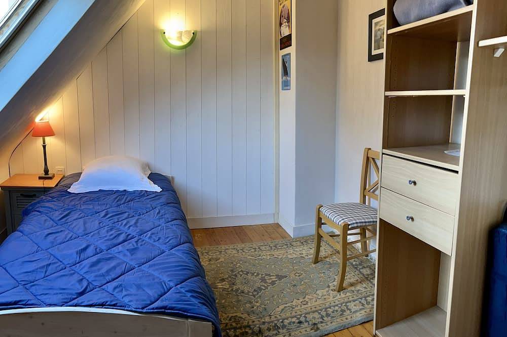Independent Bellilois style house 2 to 8 people, near the sea. in Locmaria, Côte des Mégalithes