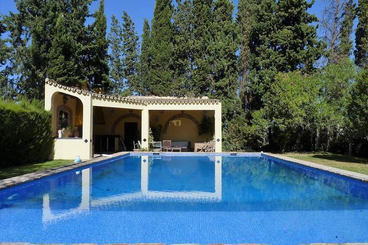 Location de vacances pour 22 personnes, avec jardin à Coria del Río