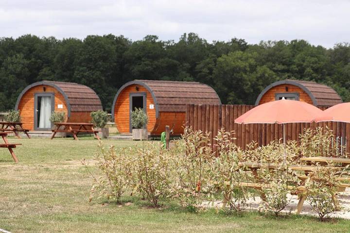 Camping pour 34 personnes, avec jacuzzi et terrasse ainsi que piscine et jardin dans Eure-et-Loir